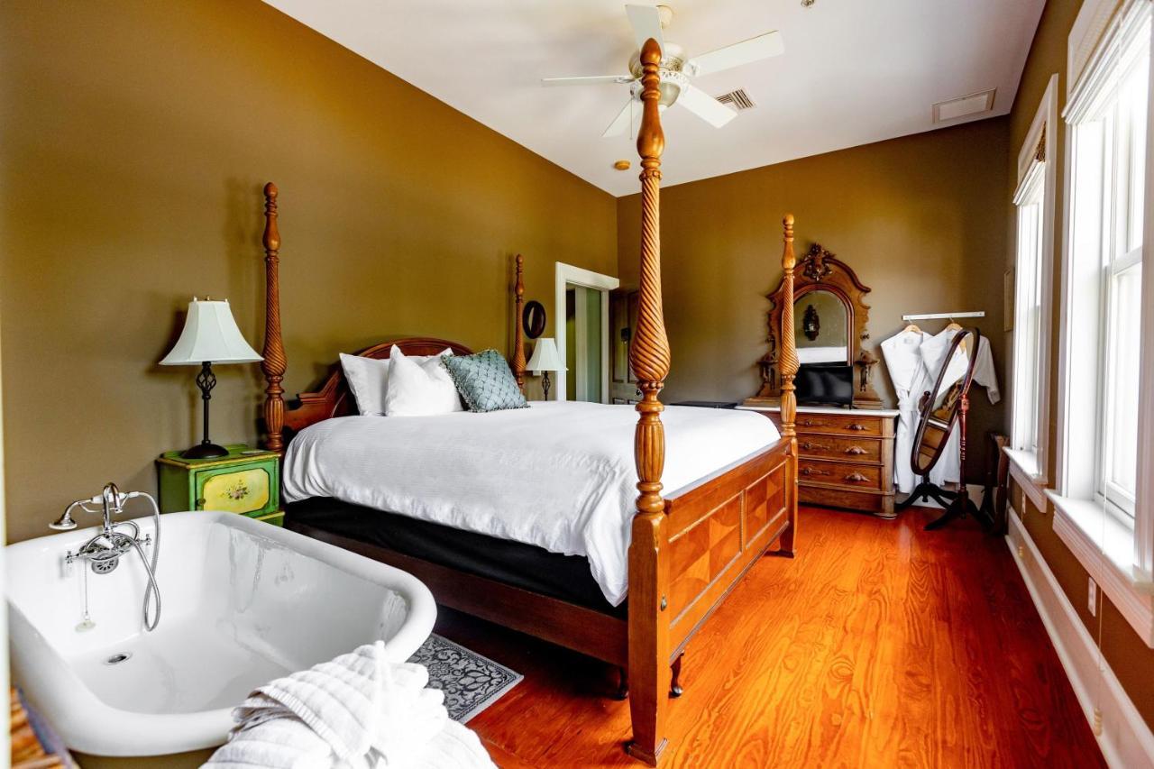 Southern Charm In The Camellia Rose Inn Гейнсвилл Экстерьер фото